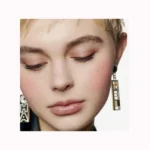 رژگونه پودری کنتراست شنل مدل Joues رنگ مالیس 71 روی صورت زن با پوست روشن