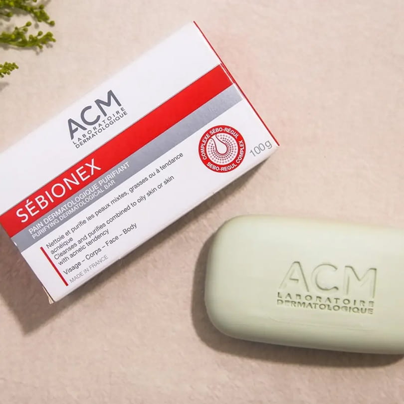 پن پاک‌کننده پوست چرب سبیونکس ACM در کنار بسته‌بندی محصول