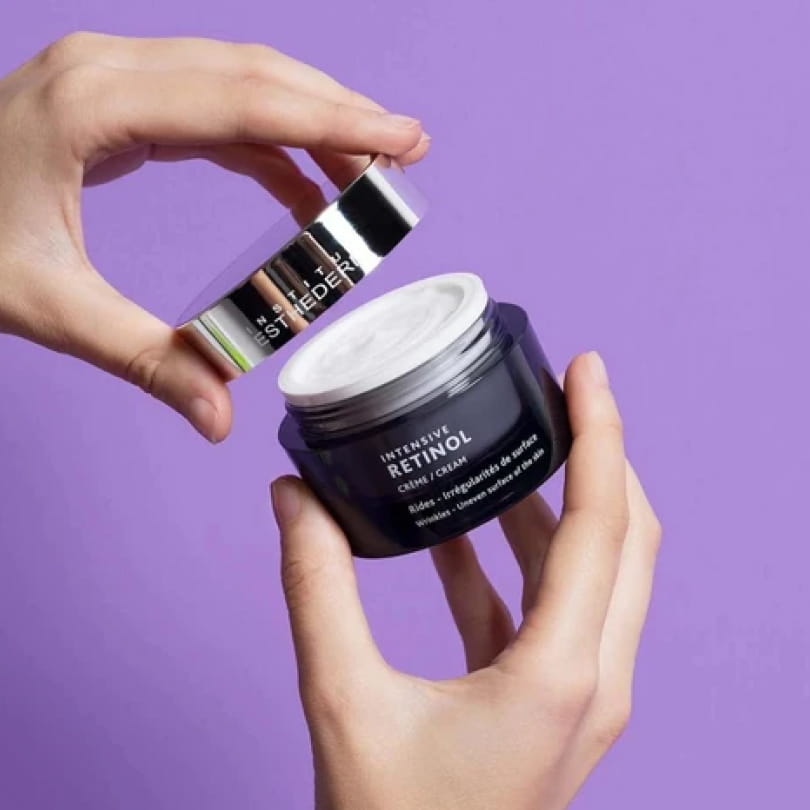 ظرف باز کرم Intensive Retinol استادرم و نمای بافت سفید محصول