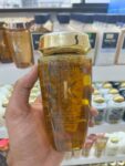 تصویر اختصاصی فروشگاه نیلی شاپ از شامپو مغذی و درخشان‌ کننده کراستاس مدل Elixir Ultime Le Bain در دستان فروشنده در محیط فروشگاه